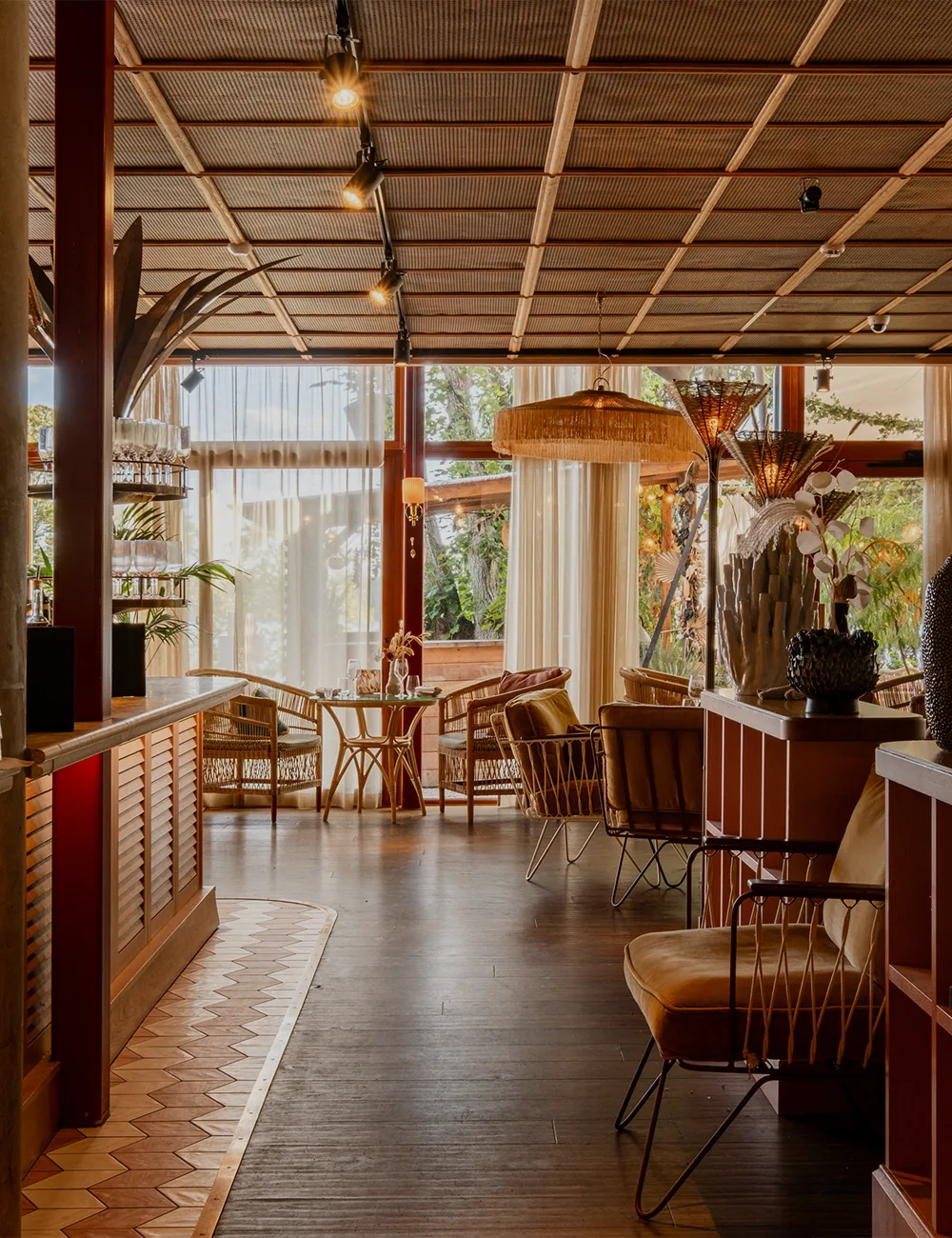 Restaurang Palmers på Ellery Beach House med varm inredning och stora fönster