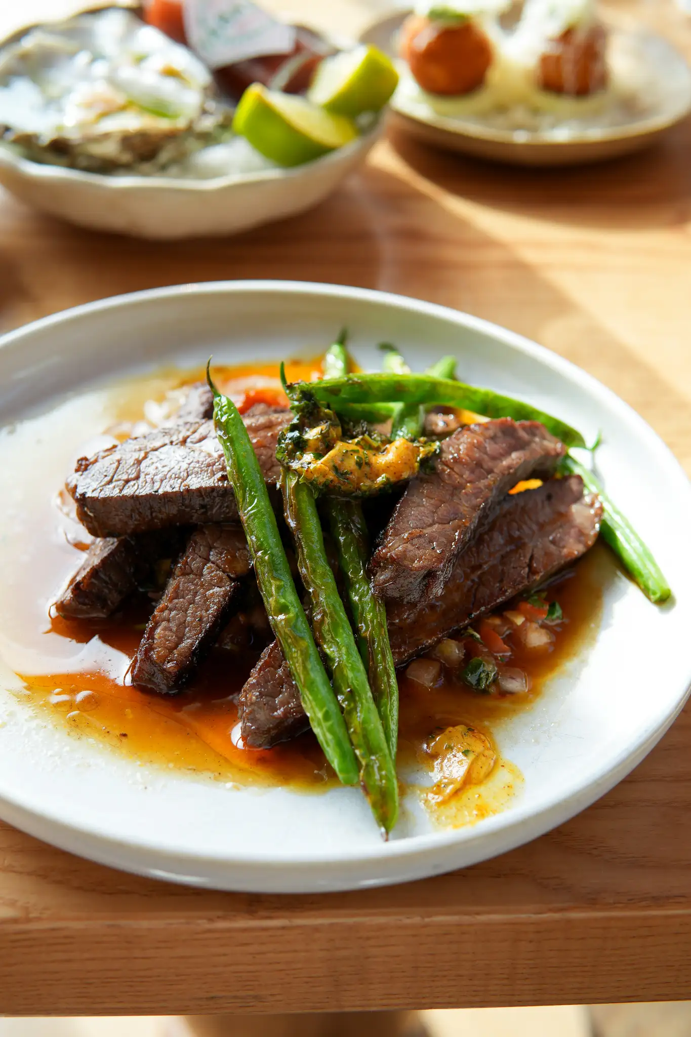 Biffrätt med gröna bönor och smakrik sås serverad på Coco Restaurant under lunchen.