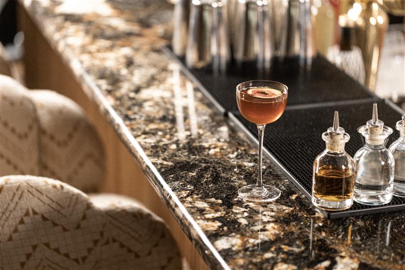 Cocktailglas på bardisken på Bally Bar på Ellery Beach House.