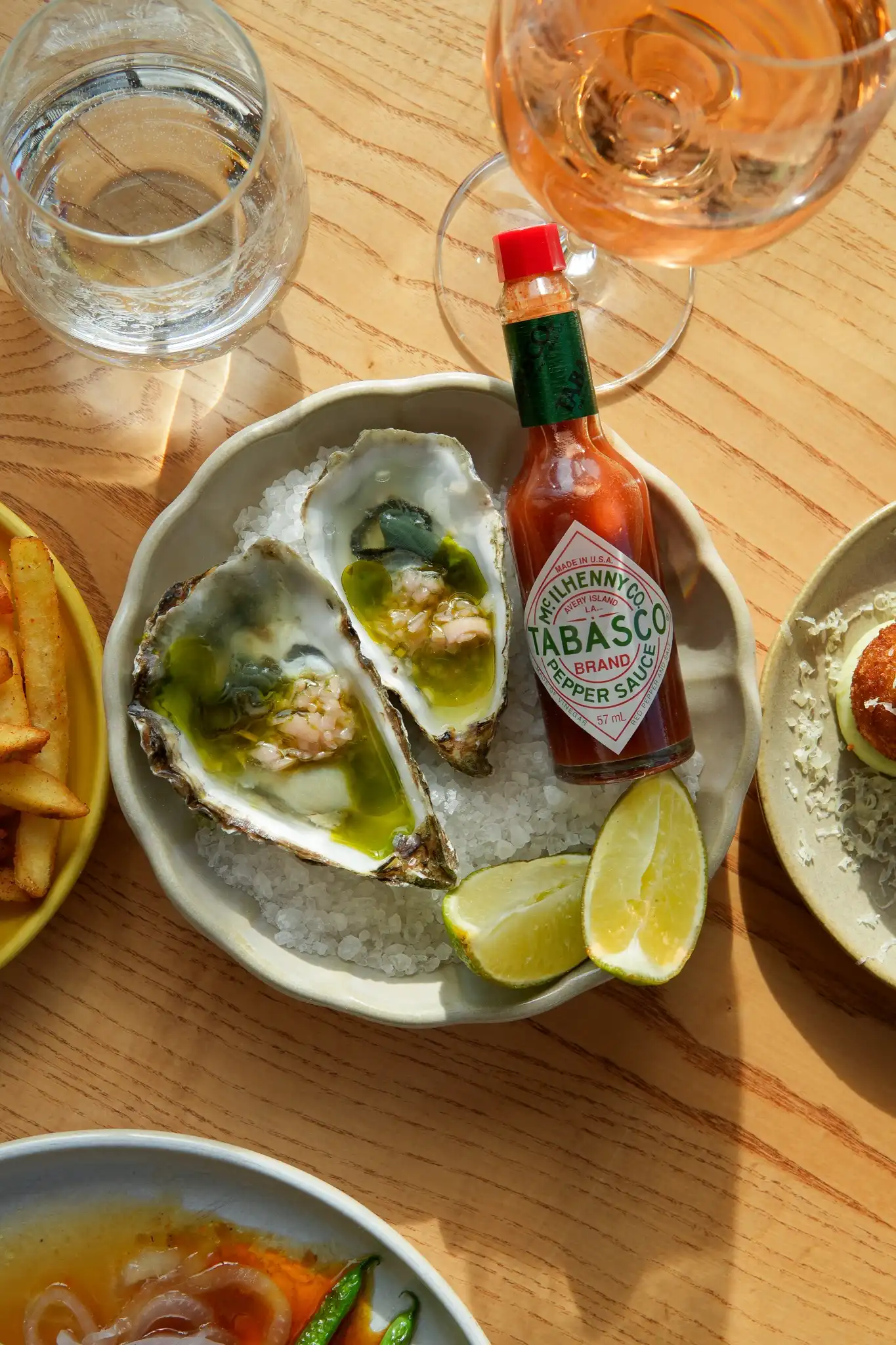 Ostron med citron och Tabasco serverade på Coco Restaurant under lunchen.