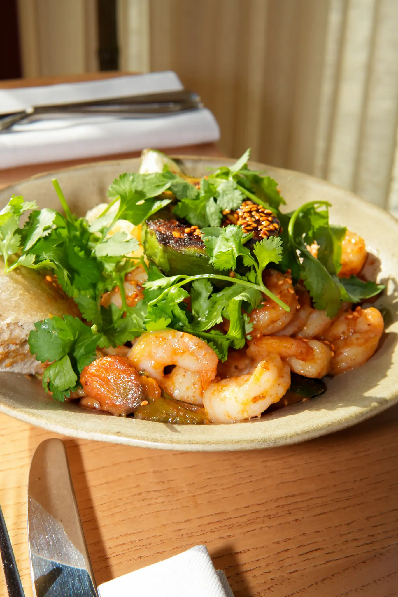 Räkrätt med örter och grillade grönsaker serverad på Coco Restaurant under lunchen.