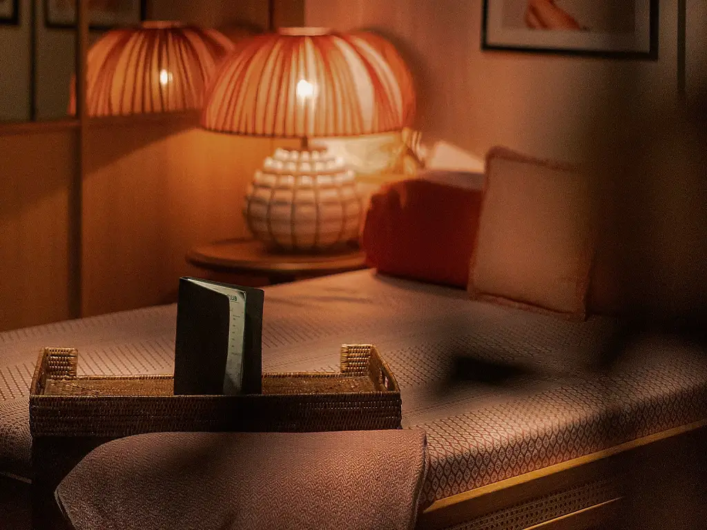 Upplyst relaxbädd med dekorativ lampa och bricka på Coco Beach Club.