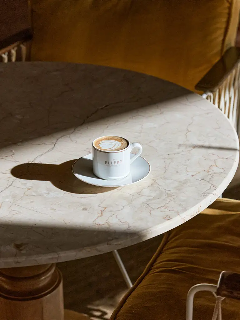 Kaffestund på Ellery Beach House Kaffekopp på ett bord i solstrålar på Ellery Beach House.