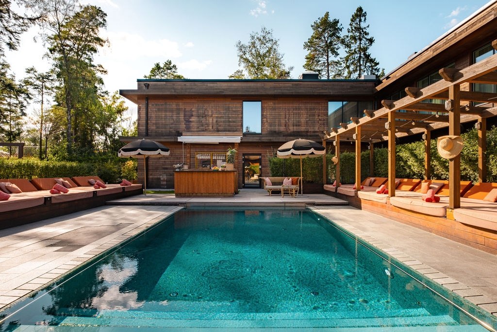 Beach Club pool på Ellery Beach House Utomhuspool i Beach Club på Ellery Beach House på Lidingö nära Stockholm