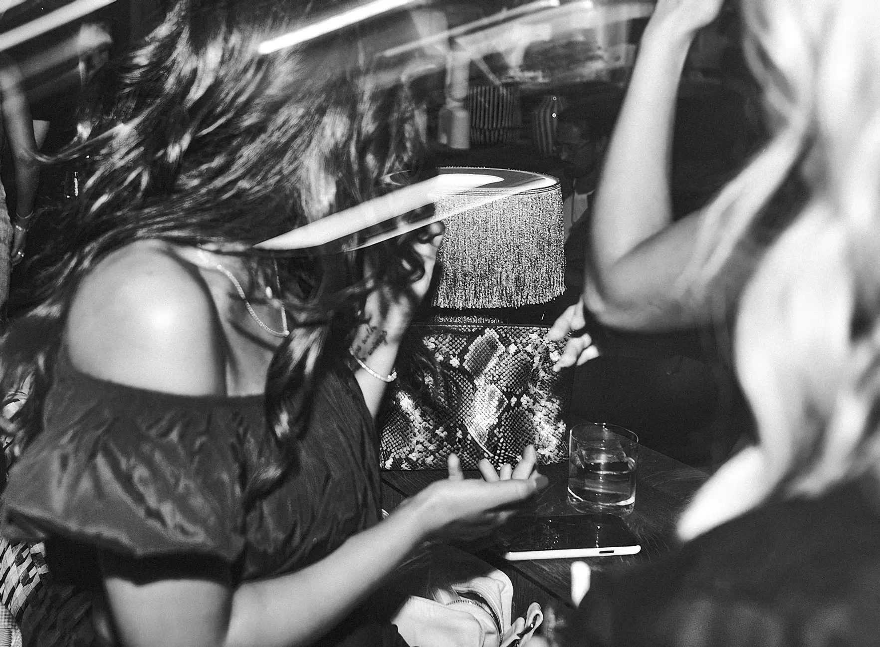 Festkväll på Ellery Beach House Gäster som dansar och festar på Ellery Beach House på Lidingö nära Stockholm