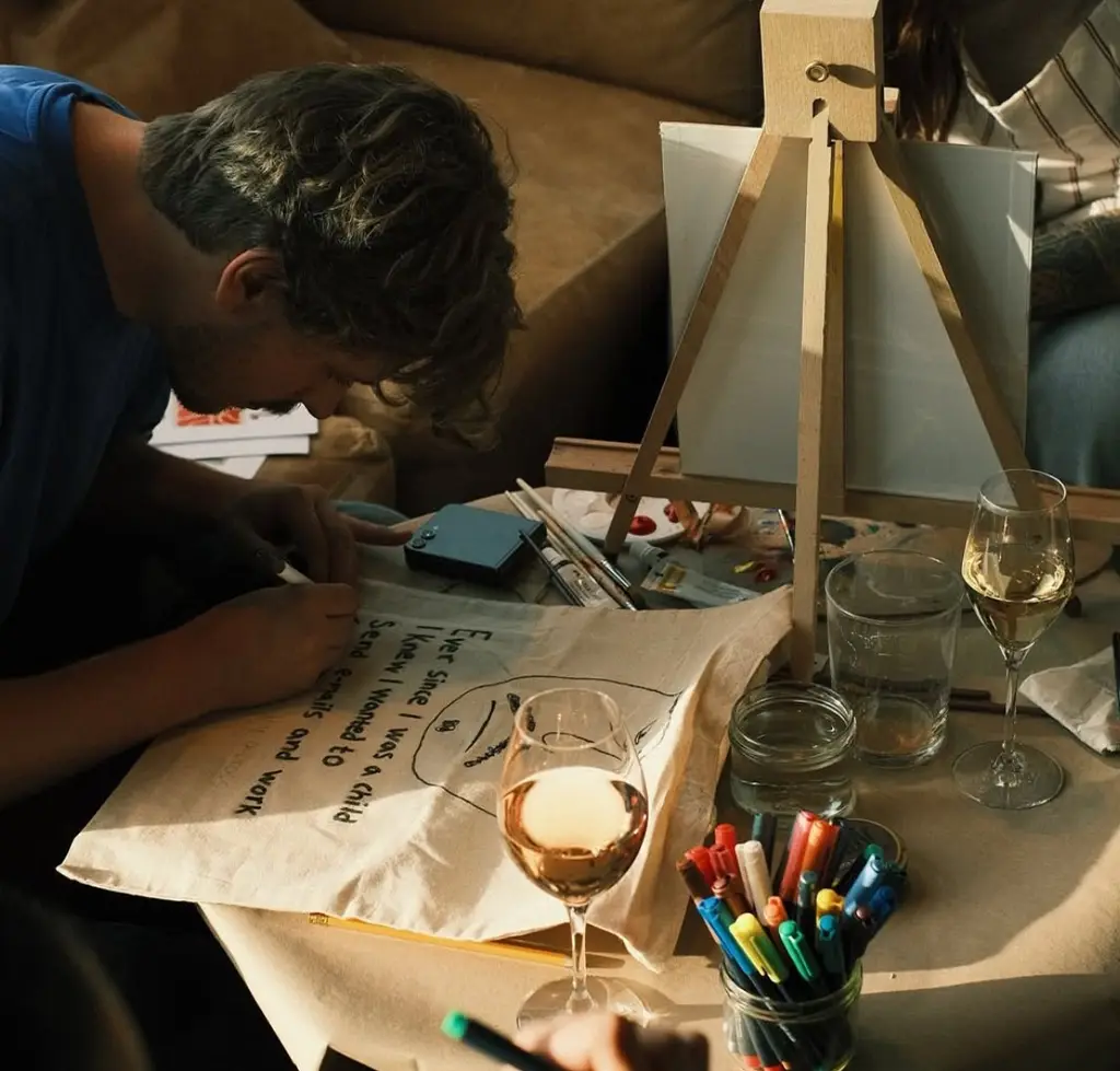 Kreativ workshop på Ellery Beach House Gäst som målar och skapar under kreativ workshop på Ellery Beach House på Lidingö