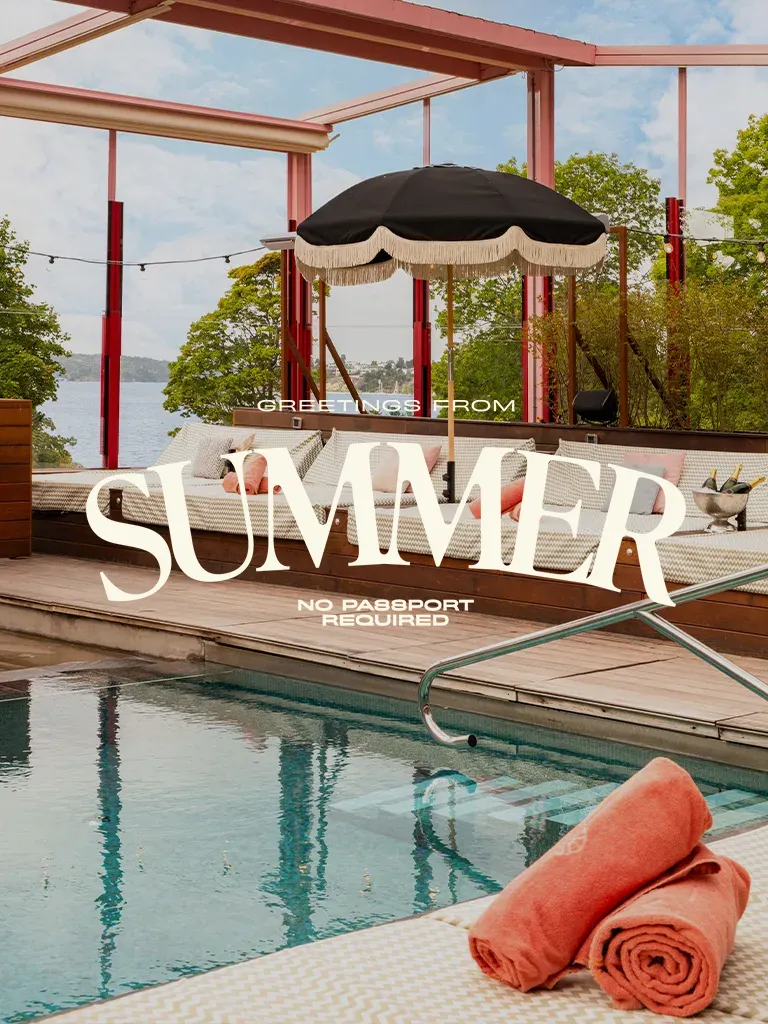 Pool och solbäddar på spa Ellery Beach House sommar i Stockholm