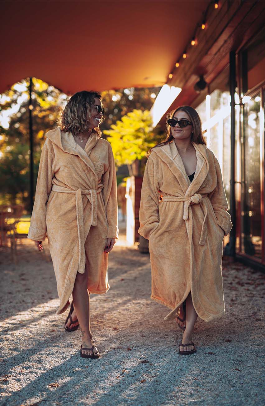 På väg till Coco Beach Club på Ellery Beach House Två personer i morgonrock på väg till Coco Beach Club på Ellery Beach House i Stockholm