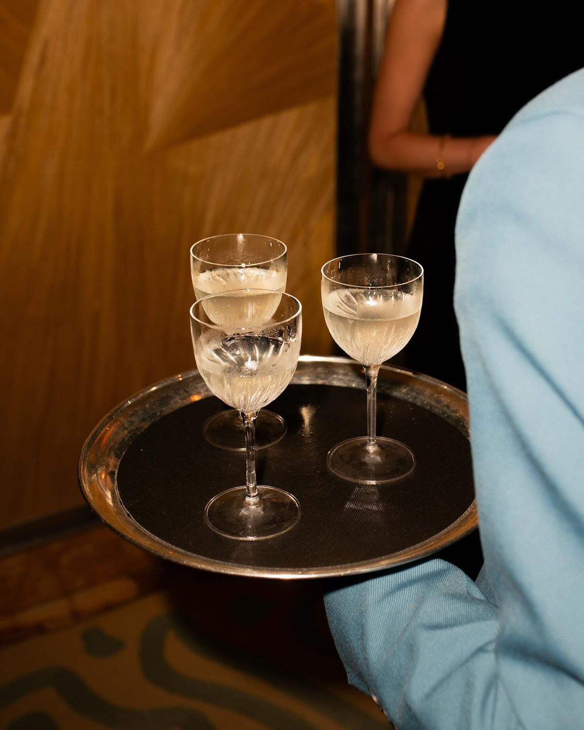 Servering av champagne och aperitif på Ellery Beach House