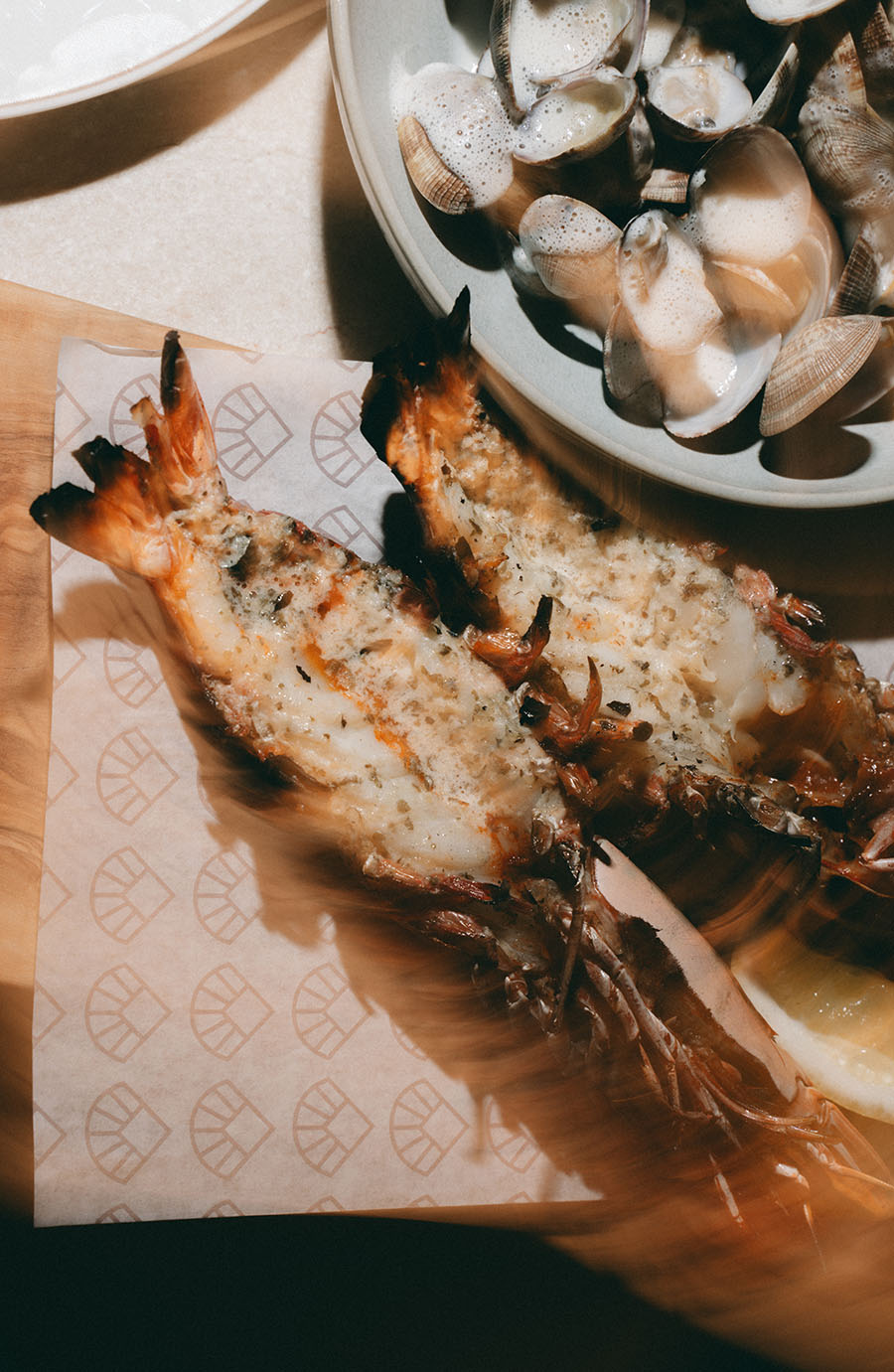 Grillade havskräftor och skaldjur serverade på Palmers Restaurant på Ellery Beach House